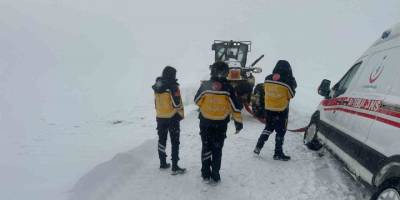 Zamanla Yarış.. Kars’ta Kara Saplanan Ambulanslar İçin Ekipler Seferber Oldu!