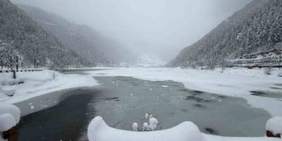 Uzungöl'de Kar Yağışı.. Göl Dondu, Festival Hazırlıkları Sürüyor!
