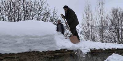 Muş’ta Tek Katlı Evler Kara Gömüldü