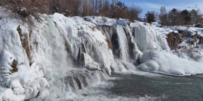 Muradiye Şelalesi Beyaz Gelinliğini Giydi.. Van'da Kış Masalı!