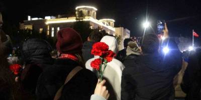 Asrın Felaketinin 3’ünci Yıl Dönümünde Hatay’da Binlerce Kişi Sessiz Yürüyüş Gerçekleştirdi