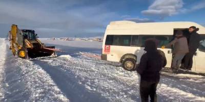 Kars’ta Yolda Mahsur Kalan Öğrencilerin İmdadına Ekipler Yetişti