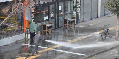 'Soğuk Hava'da Solüsyonla Kaldırım Yıkama.. Kars'ta Temizlik Çalışması Tepki Çekti!