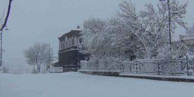Kars’ta Kar Yağışı Sürprizi.. Kent Gece Yağan Karla Beyaza Büründü!