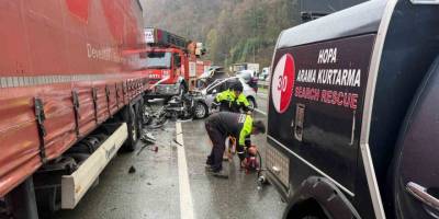 Hopa’da Feci Kaza.. Park Halindeki TIR’a Çarpan Otomobilde 2 Can Kaybı!