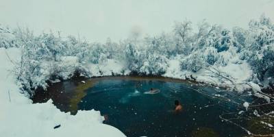 Buz Gibi Gölette Cesur Deneyim.. Üç Arkadaş Karla Kaplı Suda Yüzdü!