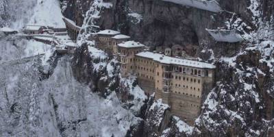 Sümela Manastırı'nda Kış Masalı.. Kar Yağışıyla Göz Kamaştıran Görüntüler!