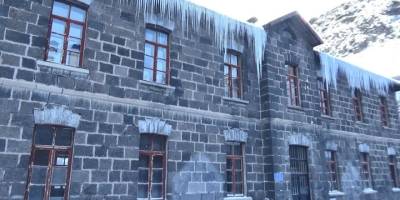 Kars’ta Dondurucu Soğuk.. Eksi 15’te Araçlara Battaniyeli Önlem!