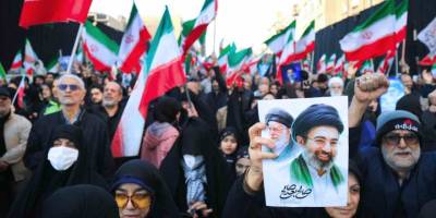 Tahran’da On Binler Meydanlarda.. Yeni Lider Mücteba Hamaney’e Bağlılık Gösterisi!