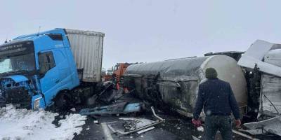 Kars’ta Zift Yüklü Tanker Devrildi.. Zincirleme Kazada 2 Kişi Yaralandı!