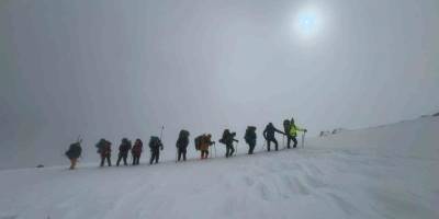 12 Dağcı Zirveye Metreler Kala Geri Döndü.. Süphan Dağı’nda Tipi Engeli!