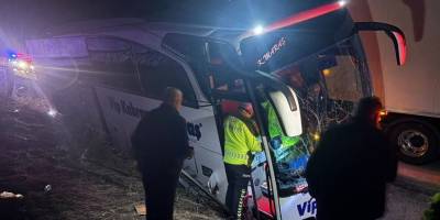Erzincan’da Kontrolden Çıkan Yolcu Otobüsü Bariyerlere Çarptı