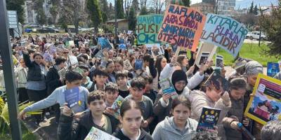 Protesto Değil, Okuma Yürüyüşü.. Arhavi’de Kütüphane Haftası Renkli Geçti!