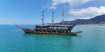 Alanya’da Erken Yaz Görüntüleri: 21 Dereceyi Gören Denize Koştu