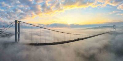 İstanbul Boğazı’nda Sis Büyüsü.. Köprü Silüeti Görenleri Büyüledi!