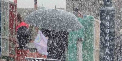 Ardahan'da Bahar Ortasında Sürpriz Kar Yağışı.. Şehir Beyaza Büründü!