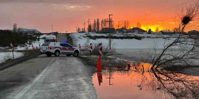 Erzurum Karayazı’da Gölet Taştı, Yol Ulaşıma Kapatıldı