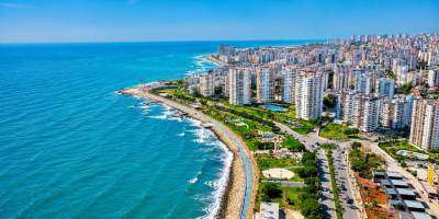 Mersin’de Kırmızı Lacivert Kent Meydanı Kullanıma Açıldı