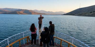 1700 Rakımdaki Doğa Harikası Göl Turistlerin İlgi Odağı