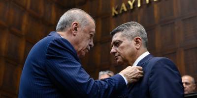 Meclis Grup Toplantısı’nda Dikkat Çeken Geçiş.. Ersin Beyaz AK Parti Saflarında!