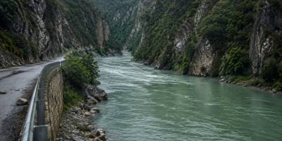 Çoruh Nehri’nde Kayıp Alarmı.. Nehre Uçan Otomobildeki Baba ve Oğul Aranıyor!