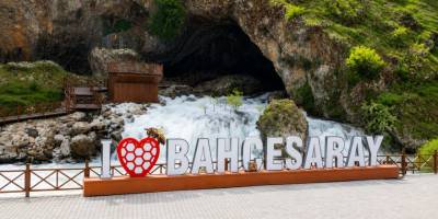 Bahçesaray’da Mağaradan Çıkan Doğal Su Kaynağı İlgi Odağı Oldu