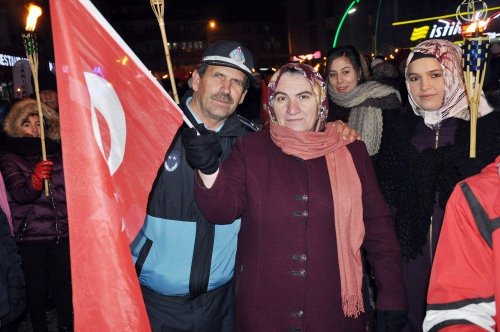 10 Bin Kişi Meşalelerle Yürüyerek Sarıkamış Şehitlerini Andı