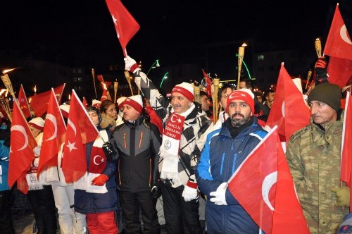 10 Bin Kişi Meşalelerle Yürüyerek Sarıkamış Şehitlerini Andı