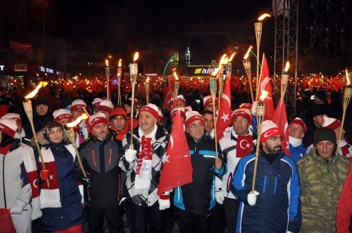 10 Bin Kişi Meşalelerle Yürüyerek Sarıkamış Şehitlerini Andı