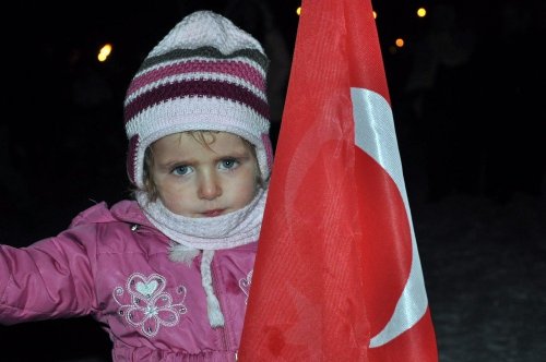 10 Bin Kişi Meşalelerle Yürüyerek Sarıkamış Şehitlerini Andı