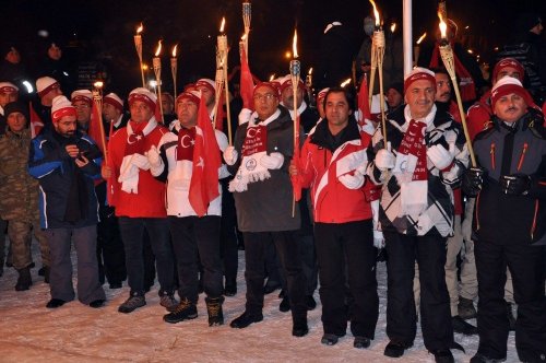 10 Bin Kişi Meşalelerle Yürüyerek Sarıkamış Şehitlerini Andı