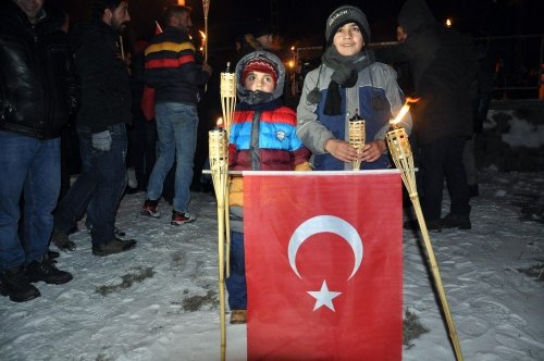 10 Bin Kişi Meşalelerle Yürüyerek Sarıkamış Şehitlerini Andı