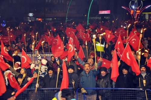 10 Bin Kişi Meşalelerle Yürüyerek Sarıkamış Şehitlerini Andı