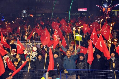 10 Bin Kişi Meşalelerle Yürüyerek Sarıkamış Şehitlerini Andı