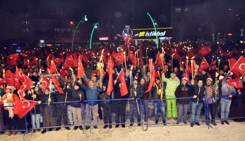 10 Bin Kişi Meşalelerle Yürüyerek Sarıkamış Şehitlerini Andı