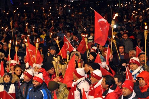 10 Bin Kişi Meşalelerle Yürüyerek Sarıkamış Şehitlerini Andı