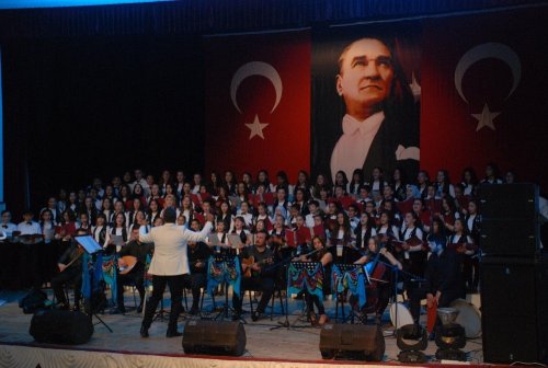 120 Kişilik Koro 8 Farklı Dilde Konser Verdi