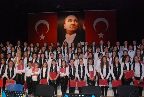 120 Kişilik Koro 8 Farklı Dilde Konser Verdi