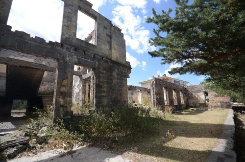 126 yıllık Tarihi Okul Kaderine Terk Edildi