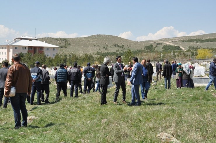 Kars Belediyesi Mezarlıkları Ağaçlandırıyor