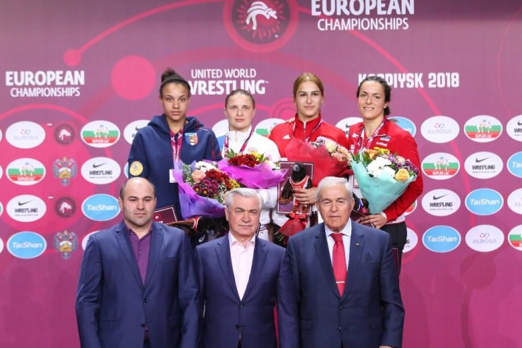 Avrupa'yı Kadın Güreşçiler Salladı