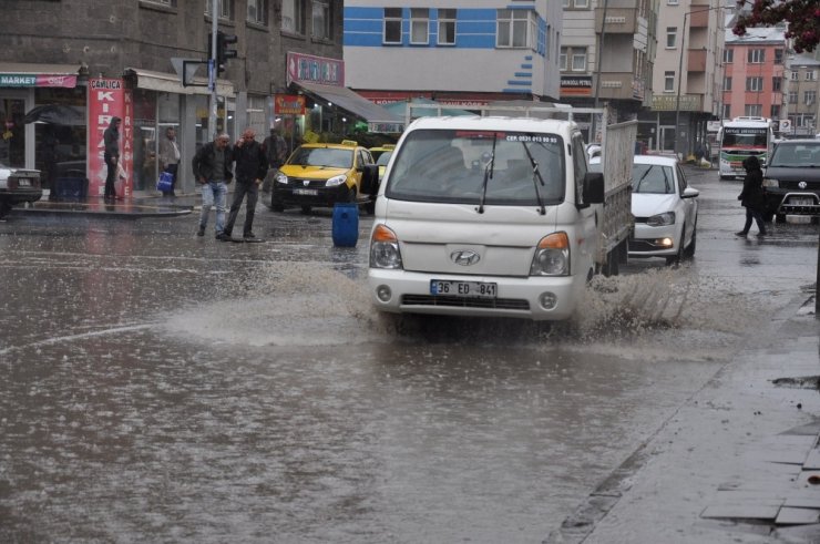 Kars'ta Caddeler Göle Döndü