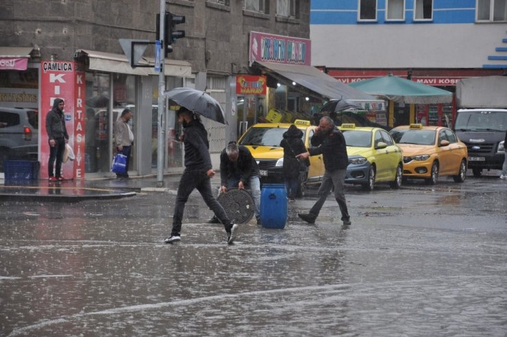 Kars'ta Caddeler Göle Döndü