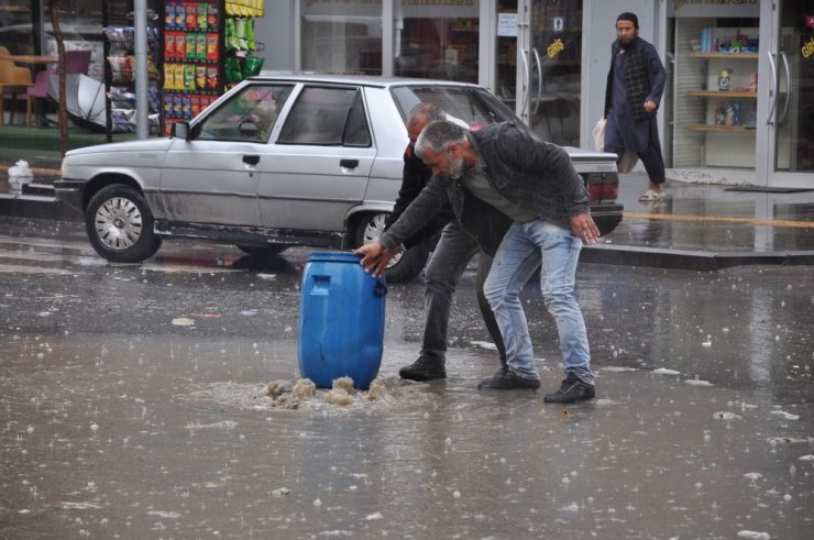 Kars'ta Caddeler Göle Döndü