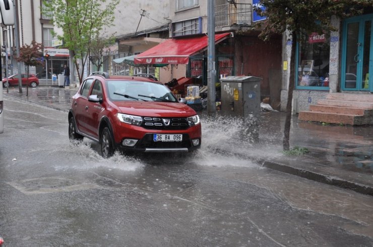 Kars'ta Caddeler Göle Döndü