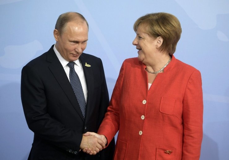 Putin ve Merkel, İran Nükleer Krizini Görüştü