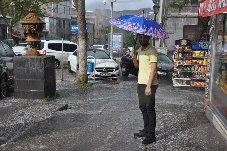 Kars’ı Dolu ve Yağmur Vurdu