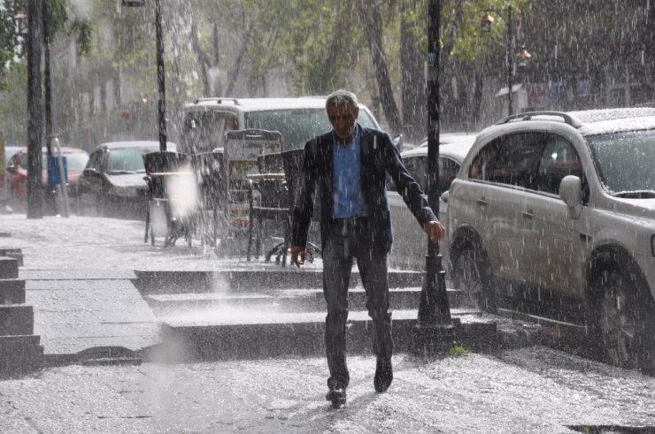 Kars’ı Dolu ve Yağmur Vurdu