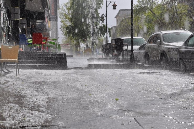 Kars’ı Dolu ve Yağmur Vurdu