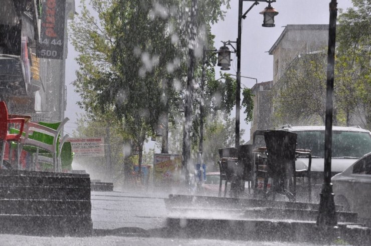 Kars’ı Dolu ve Yağmur Vurdu